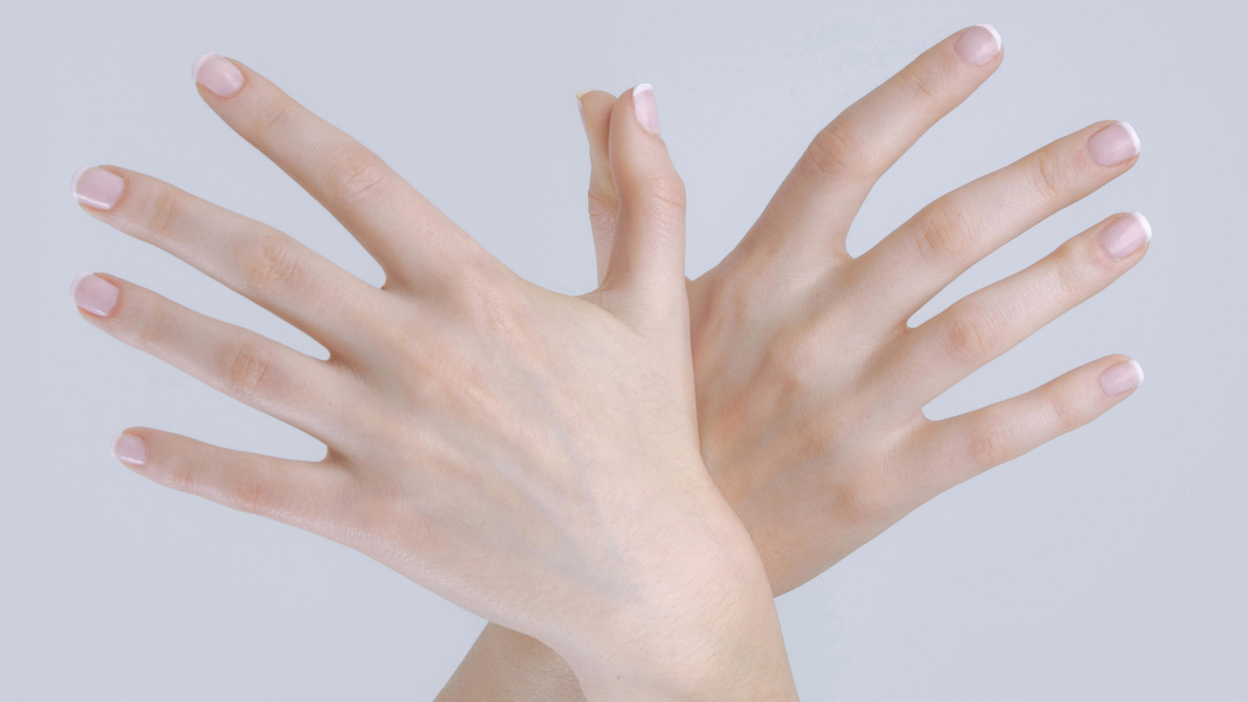 Wie sehen Fingernägel bei Eisenmangel aus?